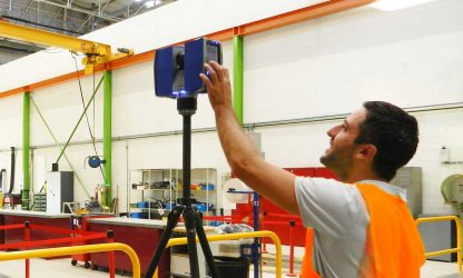 Opérateur Scanner Laser 3D en relevé site industriel Volvo