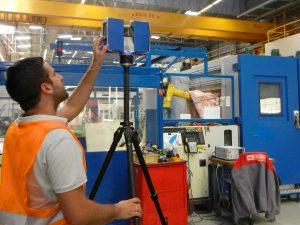 Opérateur Scanner Laser 3D effectuant un relevé Usine Volvo