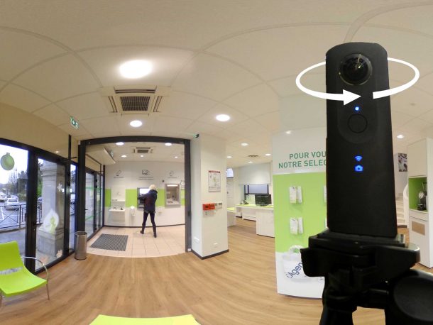 Appareil photo 360° en action agence bancaire Crédit Agricole